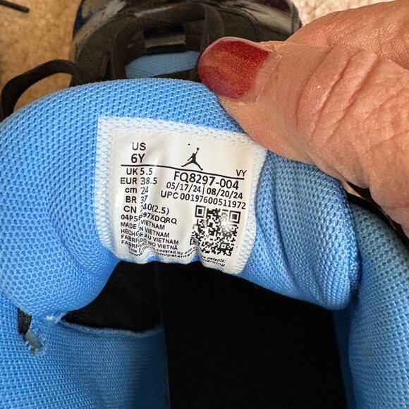 Nike Jordan Max Aura 6 Boys Size 6Y - Picture 3 of 4